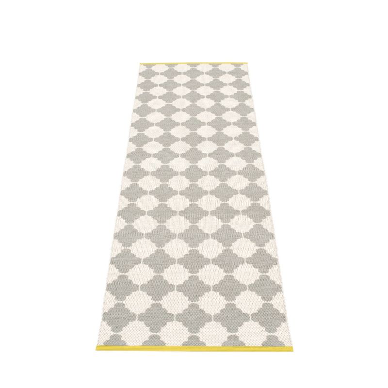 Marre Pappelina Kunststoffteppich in 70x225 cm mit grau-weißem Rautenmuster und gelben Kanten.